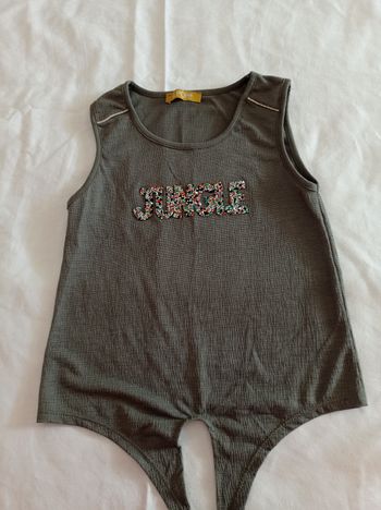 Petit pull sans manches couleur kaki voir photos taille 10 ans avec inscription devant voir photos