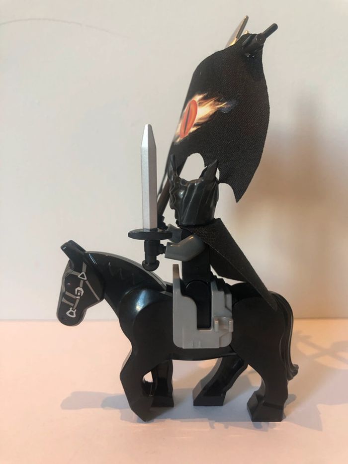 Figurine type lego la bouche de Sauron avec l’étendard.  le seigneur des anneaux/hobbit - photo numéro 3