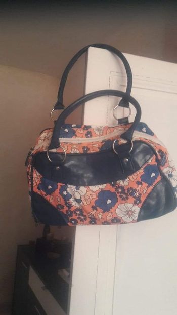 Sac à main : 5 € - Dimension 31x9 x17 cm