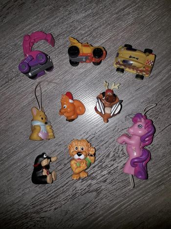 9 petites figurines et petites voitures
