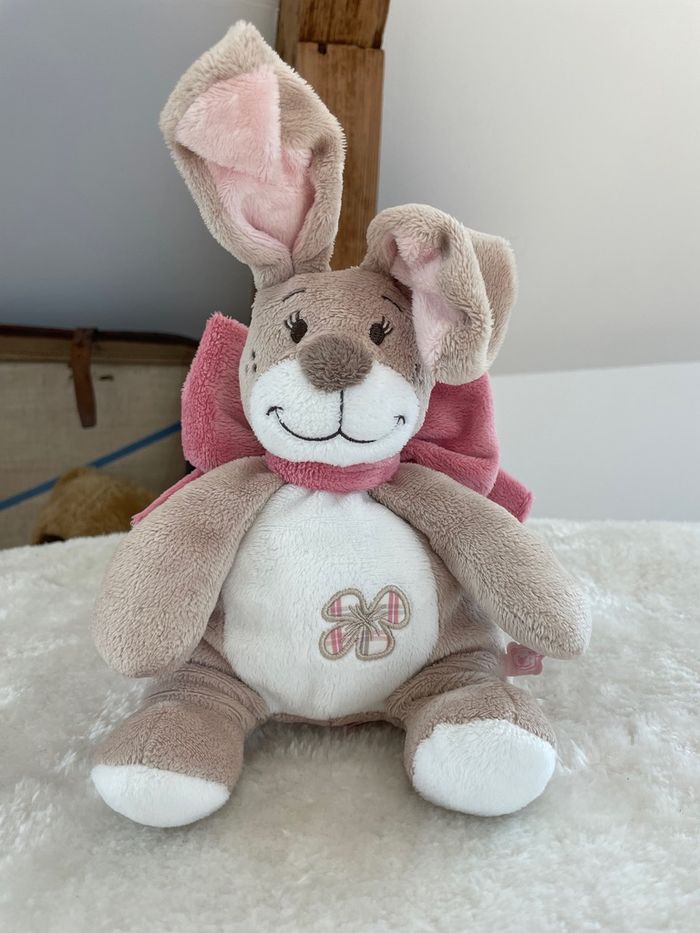 Adorable doudou lapin Oscarine "Noukie's"