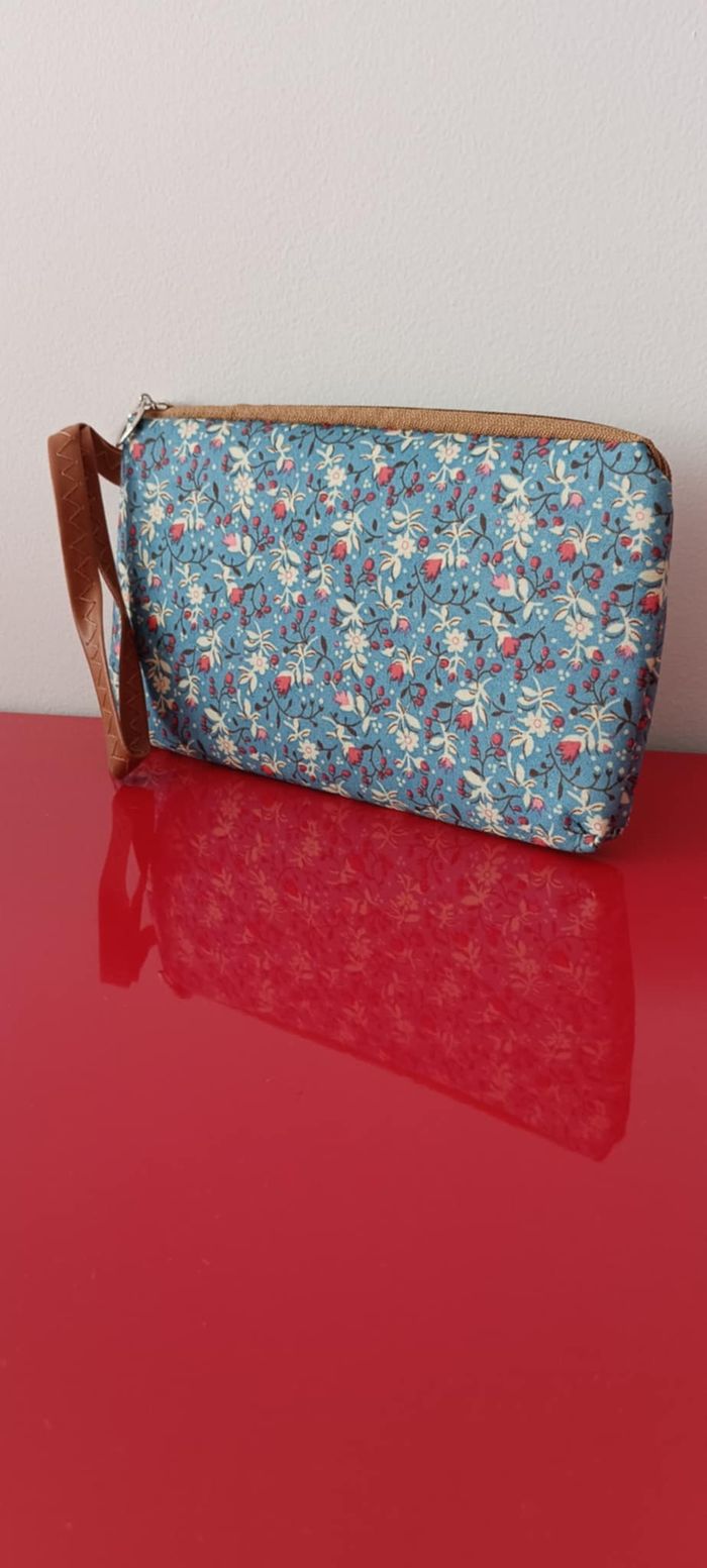 Pochette porte-monnaie imprimé floral  avec cordon de poignet - photo numéro 4