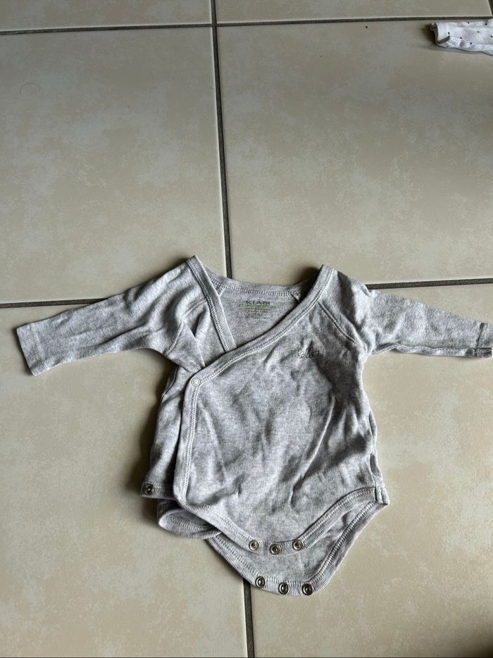 Lot bodies 1 mois - photo numéro 3