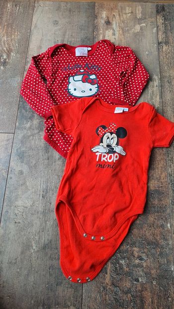 body Disney et hello kitty 12 mois en très bon état