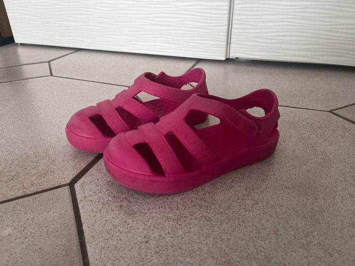 Chaussures de plage ou de balade pointure 28
