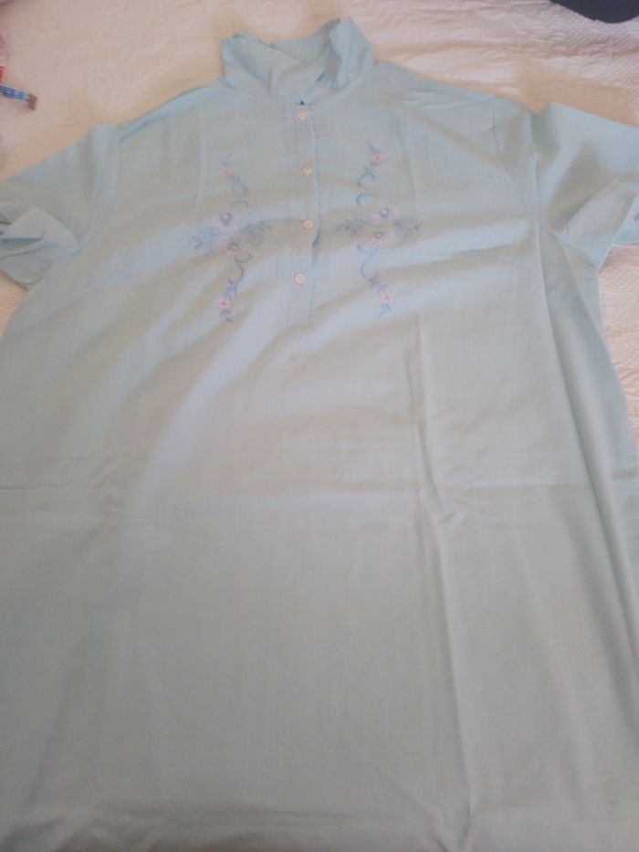 chemise de nuit bleu avec fleurs