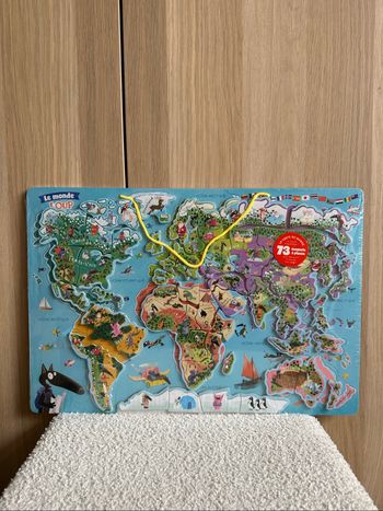 Carte magnétique découvre le monde avec loup