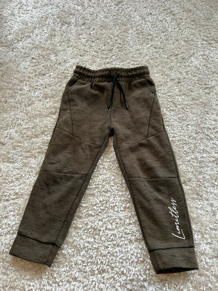 Jogging kaki • Primark • taille 3/4 ans