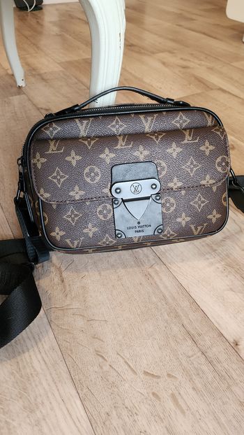 Très belle sacoche LV
