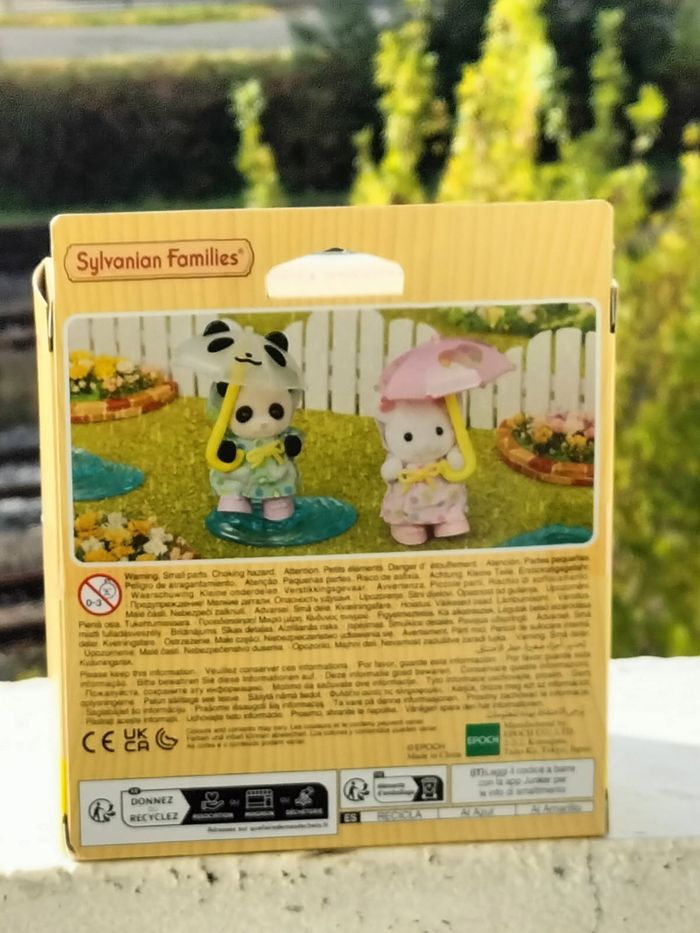 Le Duo des bébés en habits de pluie - photo numéro 3