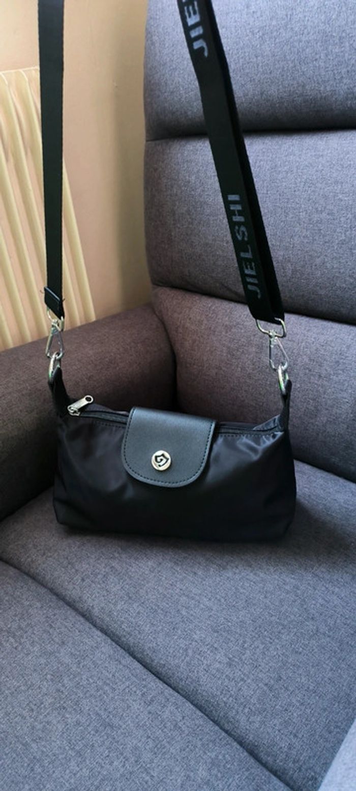 Sac à bandoulière très tendance de très bonne qualité avec compartiment - photo numéro 8