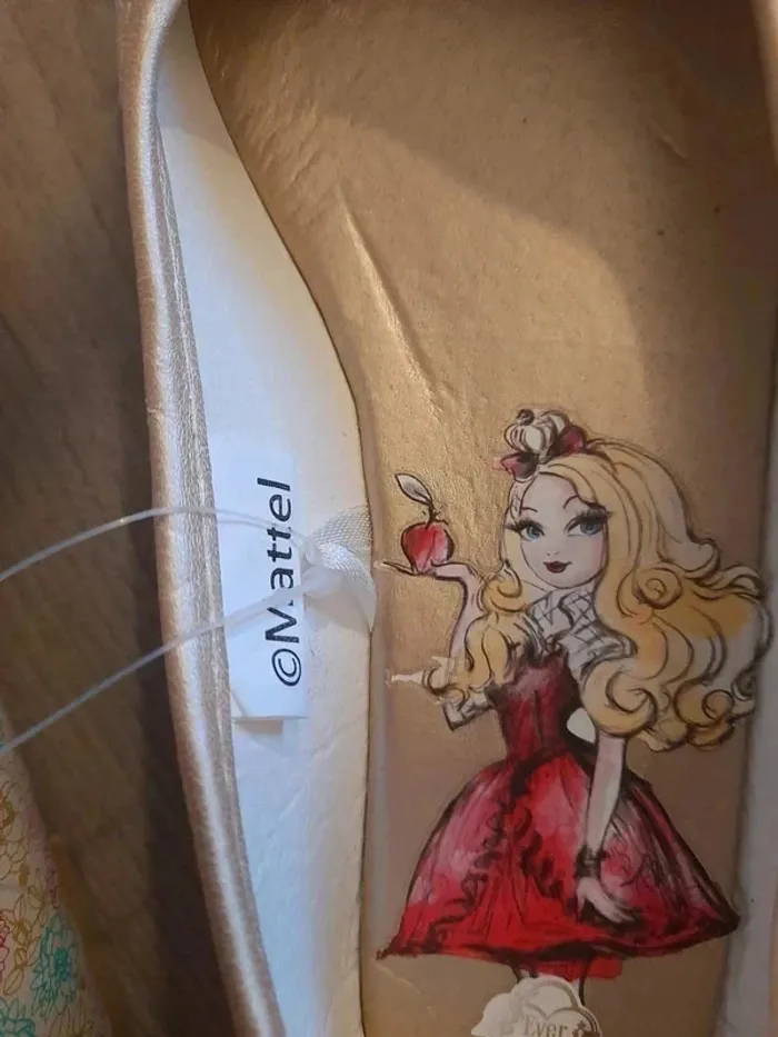 Ballerines Mattel 34 avec fleur doré or Neuve Neuve avec étiquette - photo numéro 3