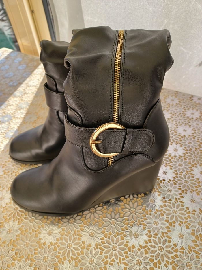 Bottes Anna Field en très bon état coloris noir taille 37 très peu portées.