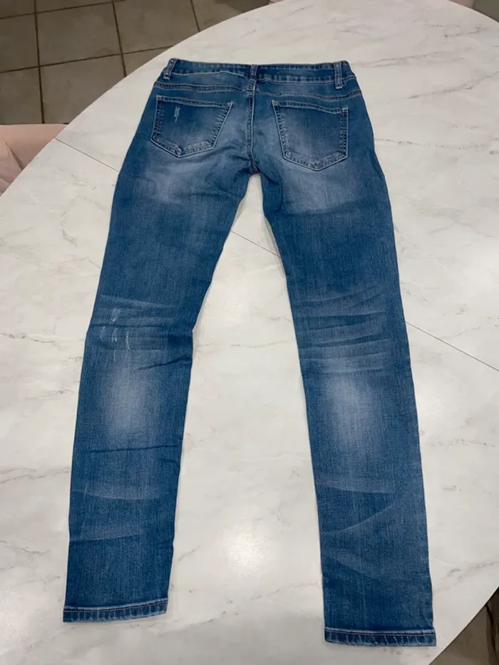 Jeans troué - photo numéro 2