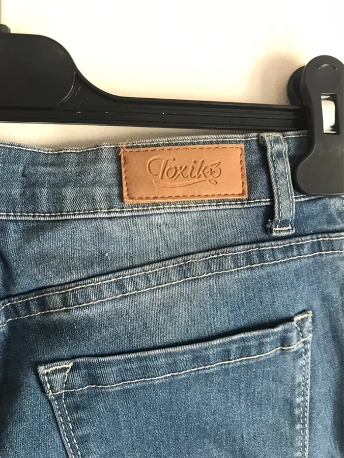 Jean slim Toxik3 taille 40 avec jolis détails sur le côté - photo numéro 6