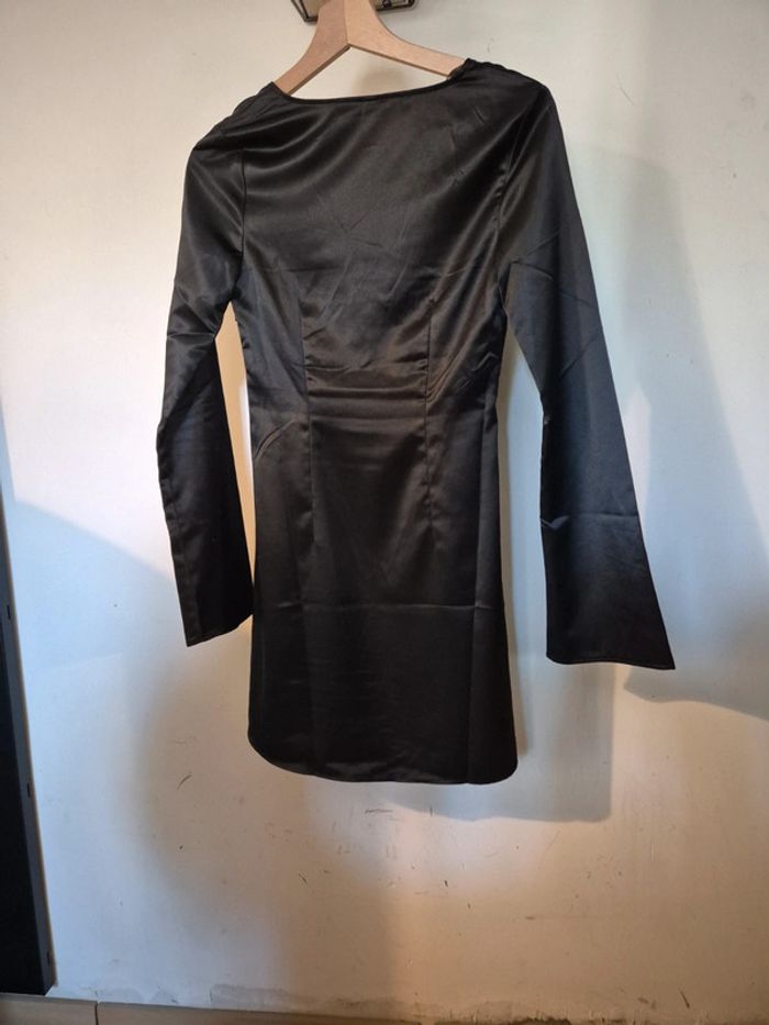 Robe noire cintrée - photo numéro 2