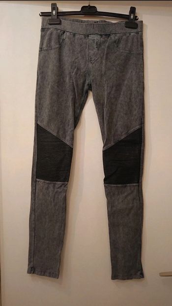 Jegging gris et simili cuir