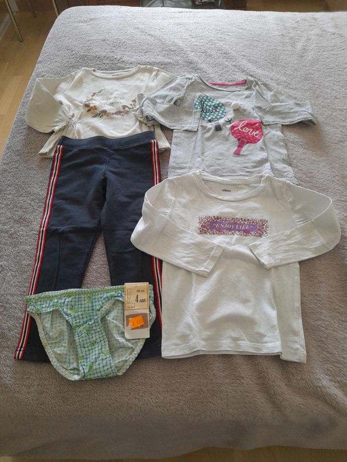 Lot de vêtements fille taille 4 ans