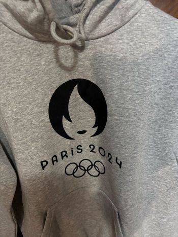 Vends sweat-shirt taille S Jeux Olympiques Paris Neuf sans étiquette avec capuche gris, écrit en noir 