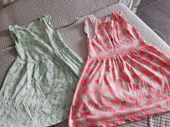 Lot de 2 robes très bon état 7/8 ans