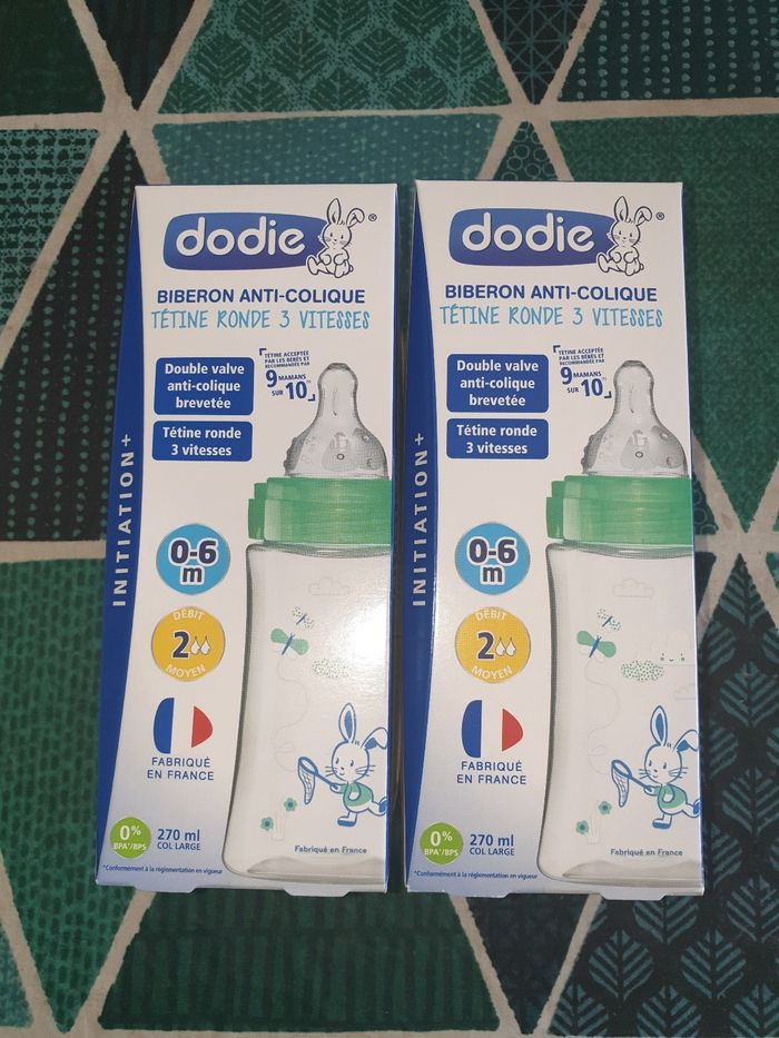 Lot de deux biberons Dodie 270ml neuf