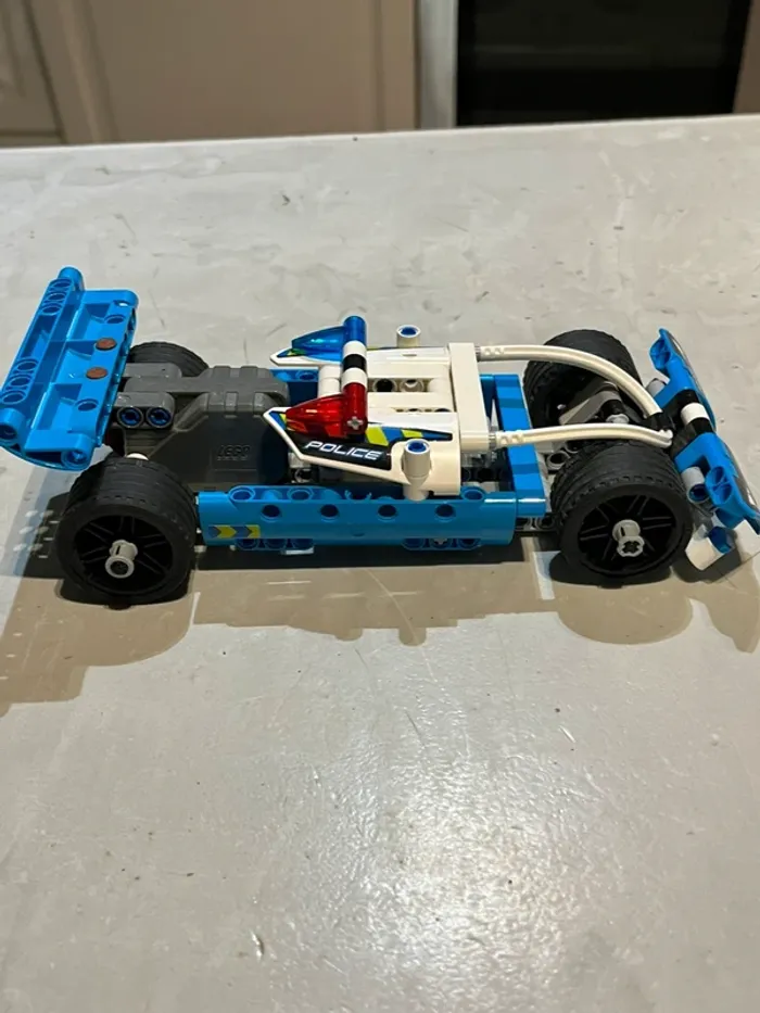 Lego technique voiture de police - photo numéro 3
