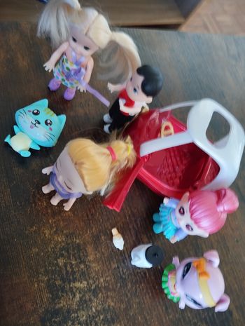 Petite voiture rouge avec différents personnages 