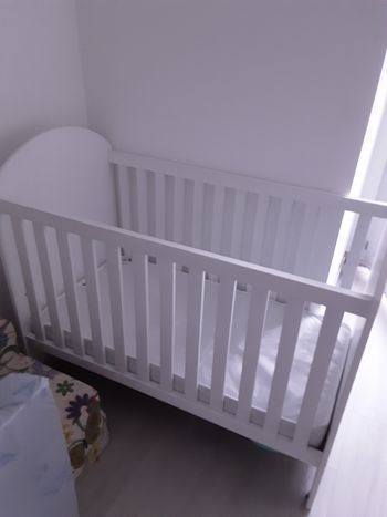 Lit bébé marque vert baudet avec son matelas neuf et française
