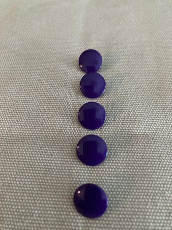 Boutons violets brillants