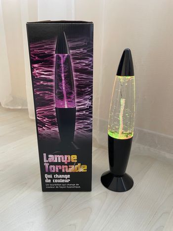 Lampe tornade qui change de couleur