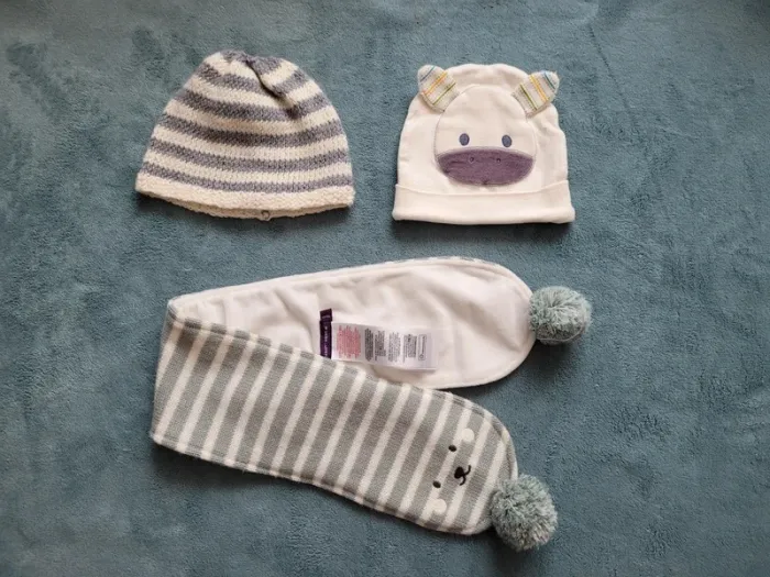 2 bonnets et 1 écharpe