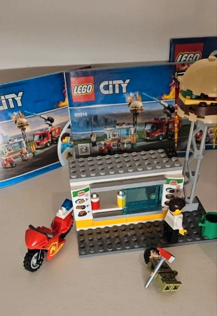 LEGO 60214 City Fire L’Intervention des Pompiers au Restaurant de Hamburgers - photo numéro 7