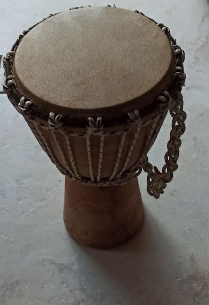 Djembé en acajou sélectionné – Hauteur: 30 cm, diamètre: 16 cm - photo numéro 3