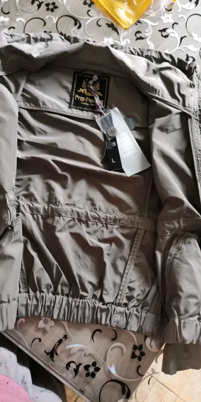 Veste légère façon kway taille L - photo numéro 2