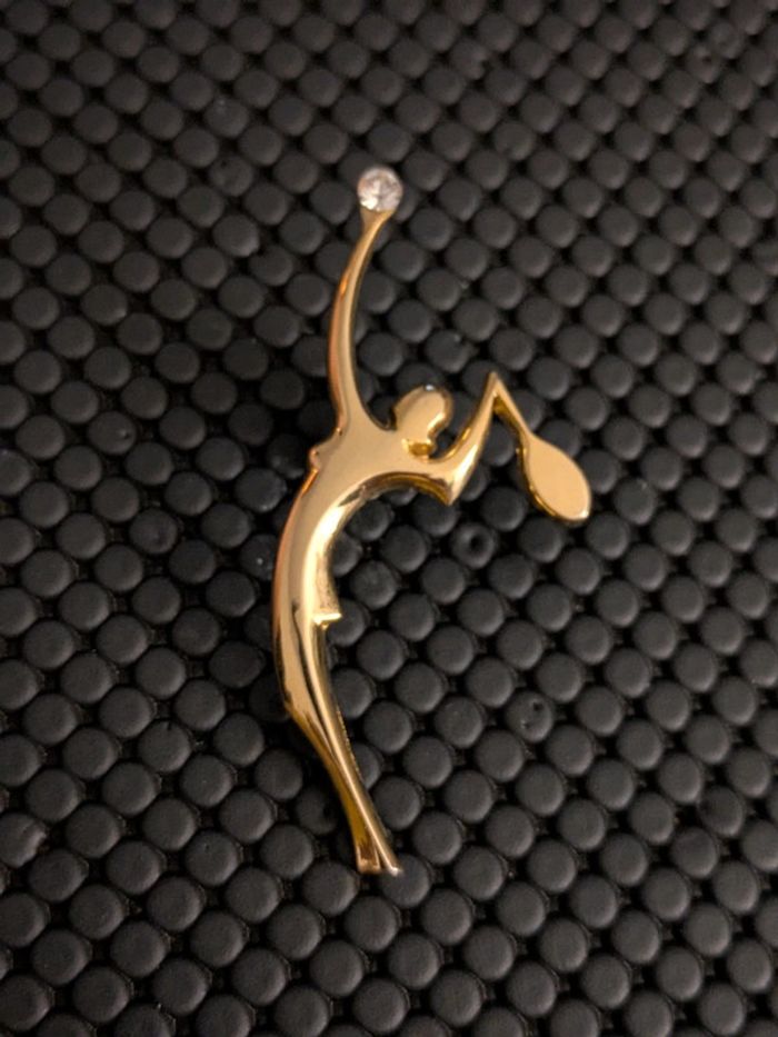 Pin's Tennis dorée 🎾 femme signé Butsch