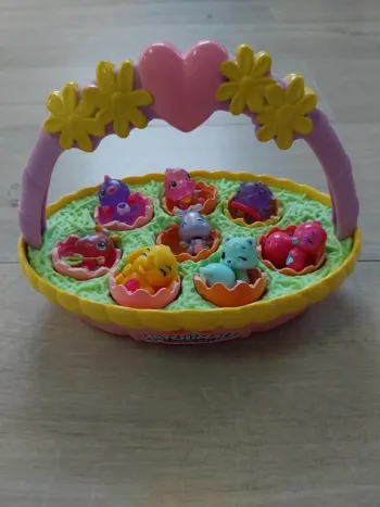 Panier nid avec 10 Hatchimals