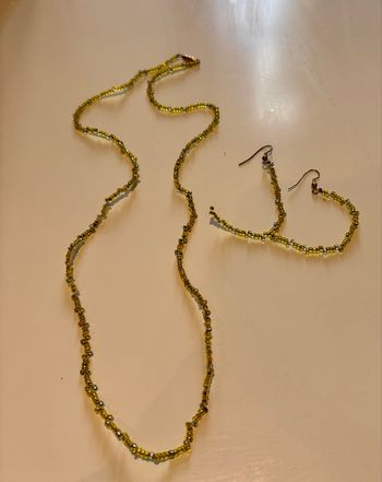 Parure à perles jaunes et bleues- Collier et boucle d’oreille