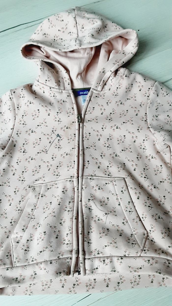 Vêtement fille gilet rose à fleurs Okaïdi 5 ans - photo numéro 2