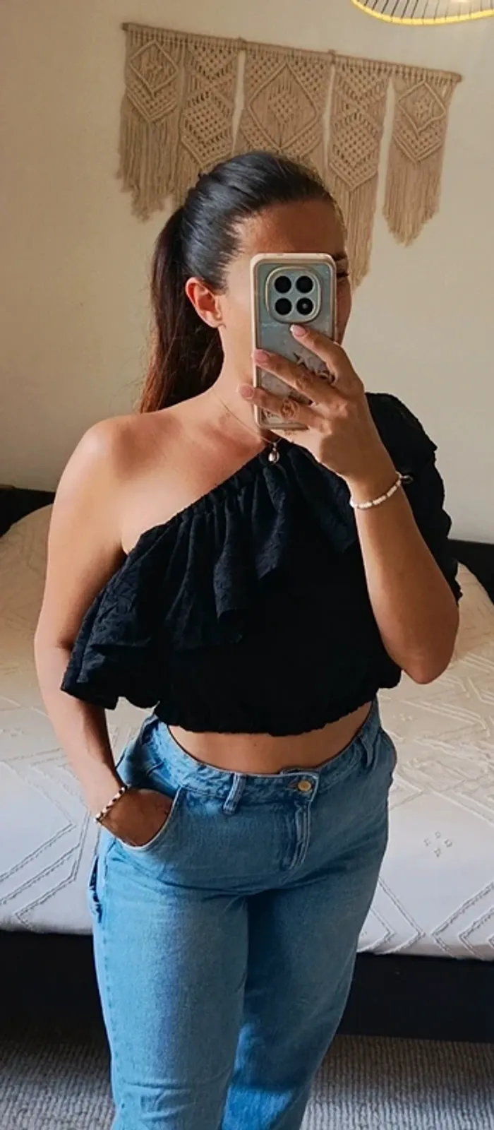 Top haut asymétrique Mango noir M une épaule dénudée volant