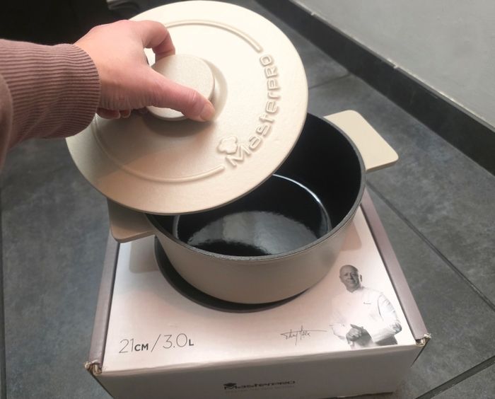 Cocotte en fonte beige 3 litres neuve - photo numéro 2