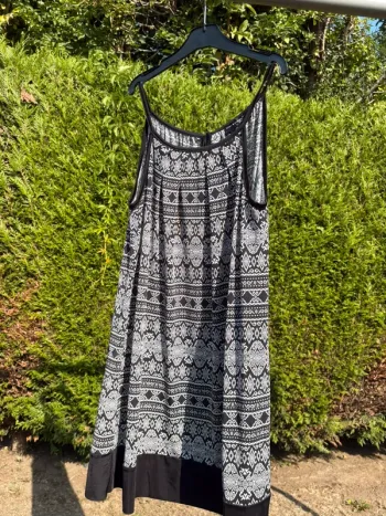 Robe fluide de plage noir et blanc – Marque De Vivo Modo