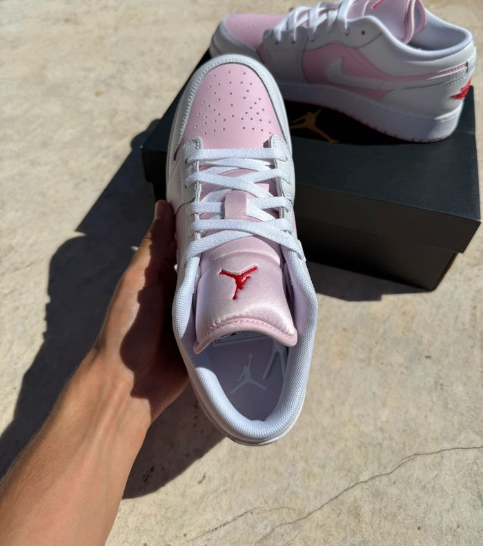 Basket basses Air Jordan 1 Unisex - pink foam/white/fire red - photo numéro 2