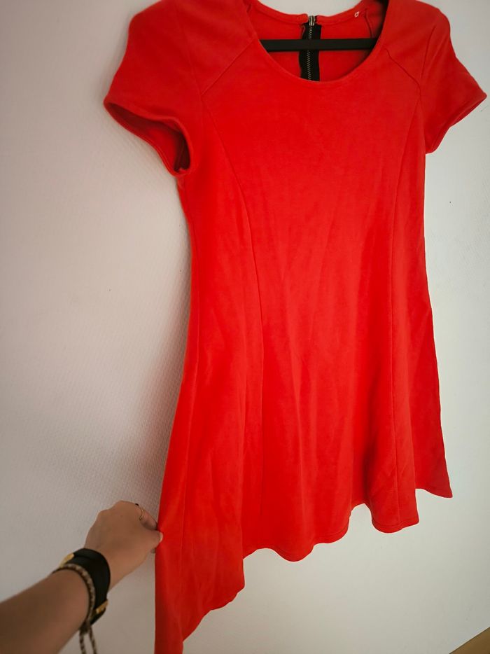 Robe rouge simple avec fermeture éclair à l'arrière taille 38 - photo numéro 3