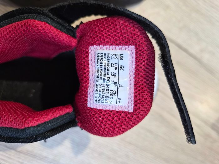 Baskets Jordan montantes noir blanche et rouge, pointure 22 - photo numéro 7