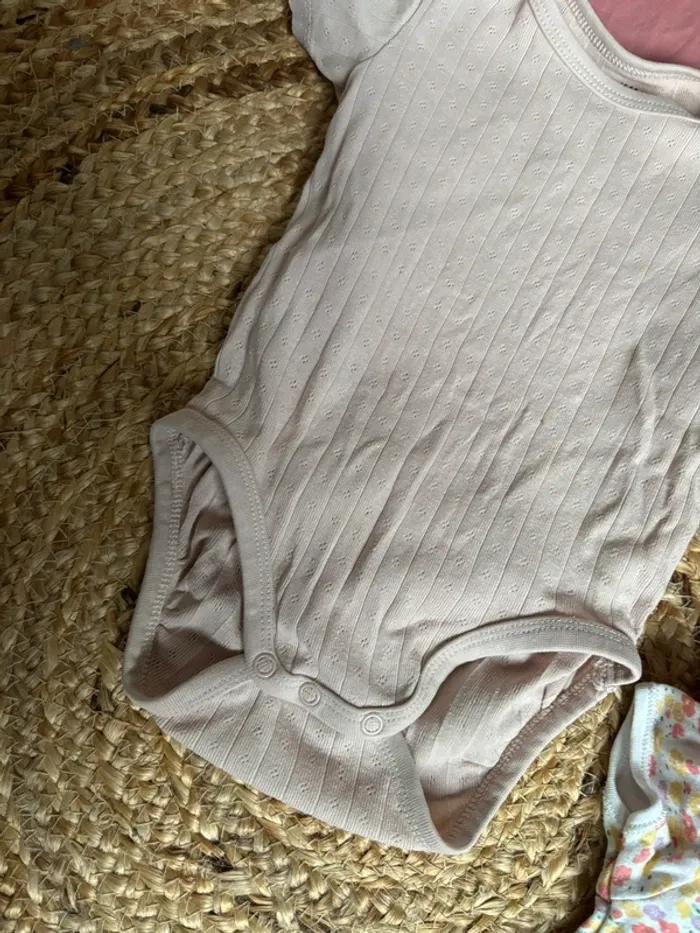 Lot de 7 bodys Mc Primark H&M 12 mois parfait état - photo numéro 3