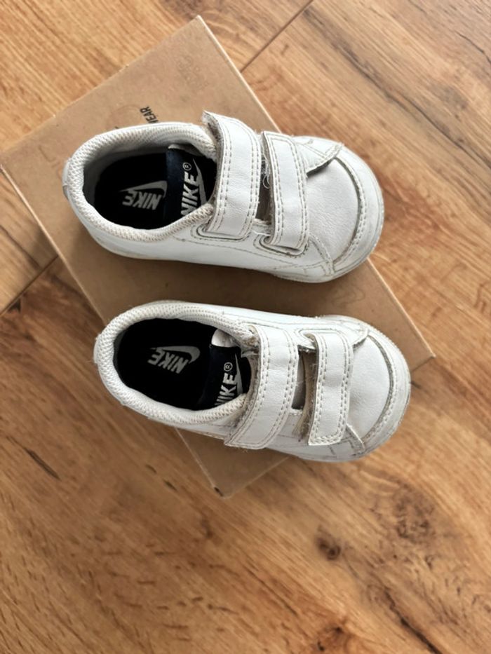 Baskets bébé Nike taille 19 - photo numéro 2