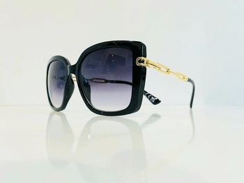 Lunette de soleil femme noire bras en chaîne dorée verres dégradés UV protection catégorie 3