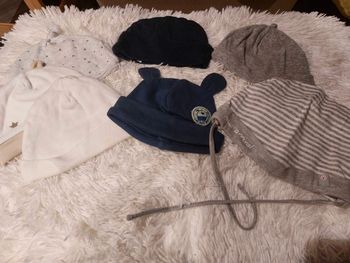 Lot 6 bonnets bebe