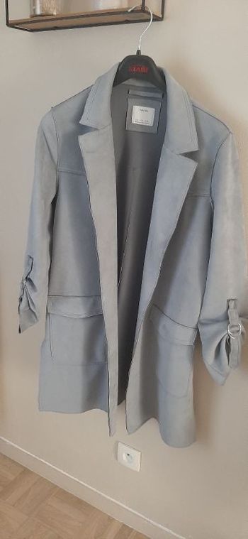 Veste mi longue en suédine gris clair de chez Bershka