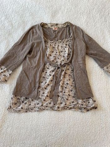 Haut blouse beige crème taupe à motifs fleurs et manches longues gilet intégré